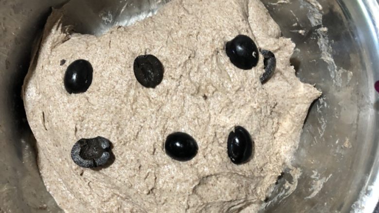 黑橄榄黑麦欧包,第3次折叠时,加入黑橄榄。