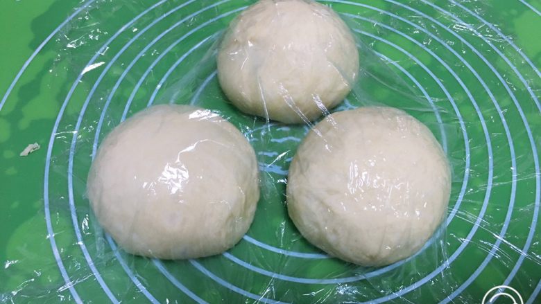 原味吐司,分成三个剂子,盖上保鲜膜静置20分钟。