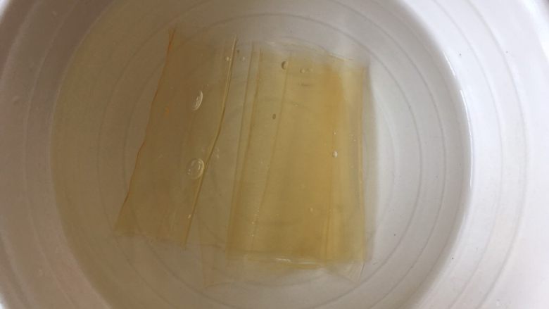 Hello kitty蜜豆牛奶冻,取3片吉利丁片,用冷水泡软