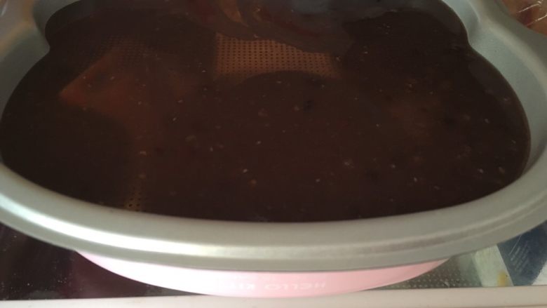 Hello kitty蜜豆牛奶冻,之后将模具继续放入冰箱,冷藏2个小时,至蜜豆层凝固。