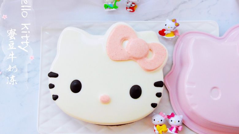 Hello kitty蜜豆牛奶冻,装点上粉色的蝴蝶结跟鼻子,可爱的hello kitty蜜豆牛奶冻就做好啦。