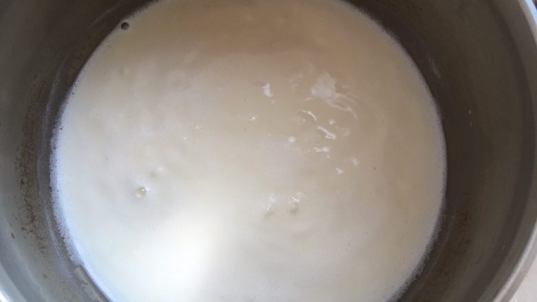 Hello kitty蜜豆牛奶冻,之后将牛奶小火加热至细砂糖融化,我比较喜欢用熟牛奶,就煮开至牛奶冒泡