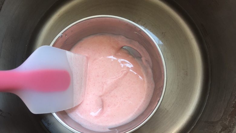 Hello kitty蜜豆牛奶冻,白巧克力加入一点点红色色膏,隔水加热调成粉色。