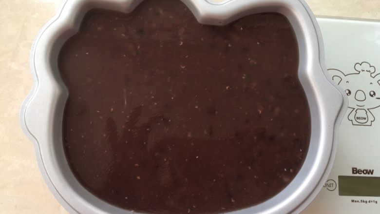 Hello kitty蜜豆牛奶冻,2个小时后,冰箱取出凝固好的蜜豆牛奶冻。