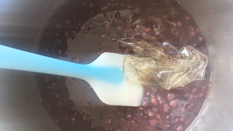 Hello kitty蜜豆牛奶冻,泡软的吉利丁片滤干水份,加热温热的红豆中搅拌均匀。凉透