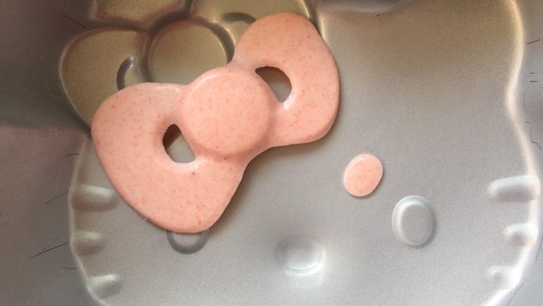 Hello kitty蜜豆牛奶冻,冰箱取出冷冻的模具,轻磕两下,粉色蝴蝶结跟鼻子就跟模具脱离啦。