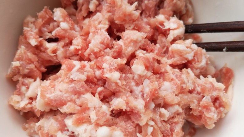 酥皮大肉包,在醒面同时调制馅料:准备肉末