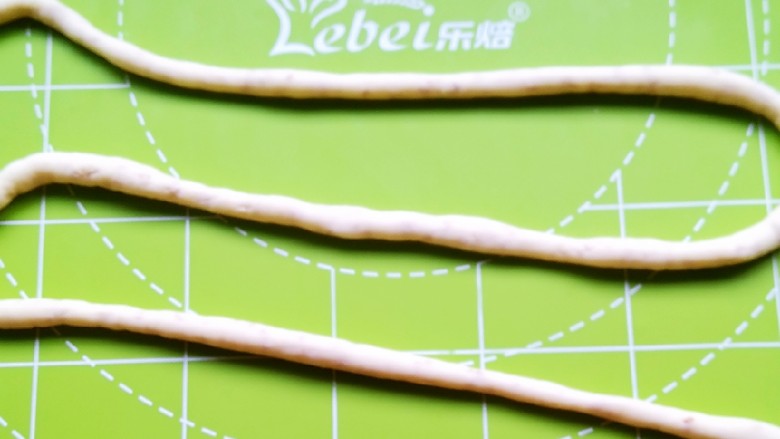 撒子,取一个剂子,搓成跟筷子一样粗细的长条