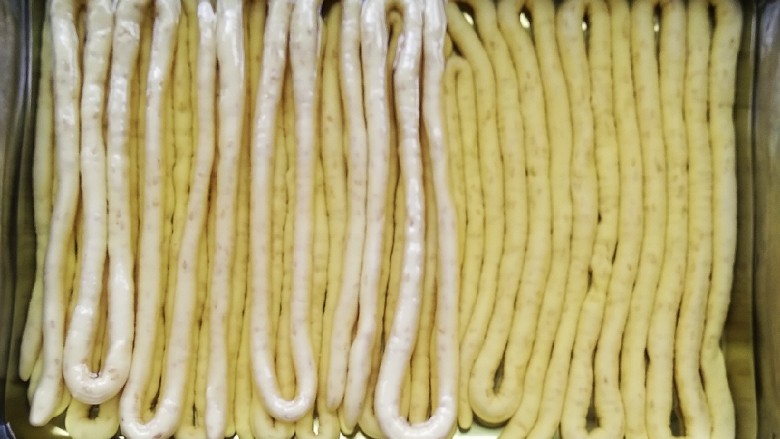 撒子,泡在油里醒发,夏天醒发3小时以上