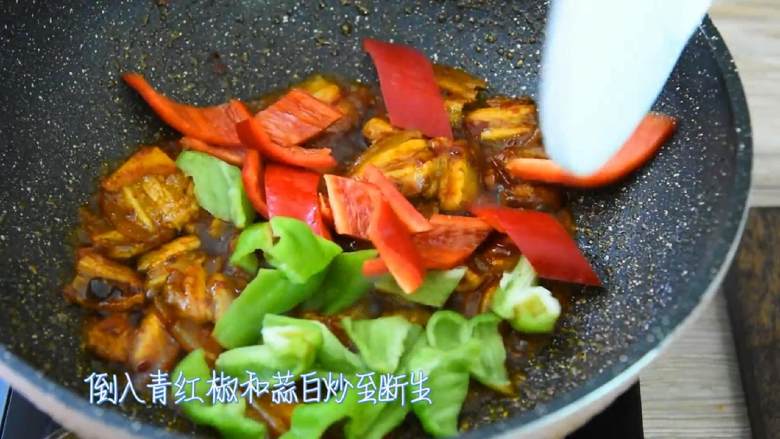 回锅肉-圈粉无数的川菜,自己来做一次试试吧,倒入青红椒和蒜白炒至断生。