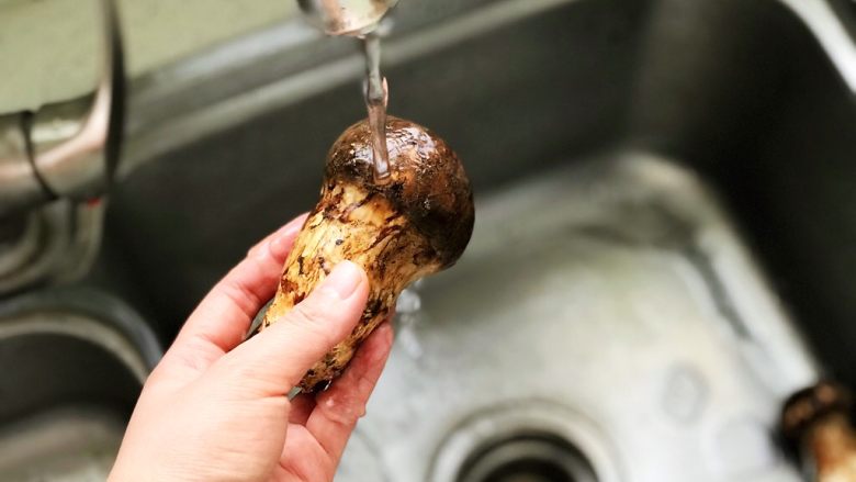 黄油煎松茸,洗去表面泥土和杂质;