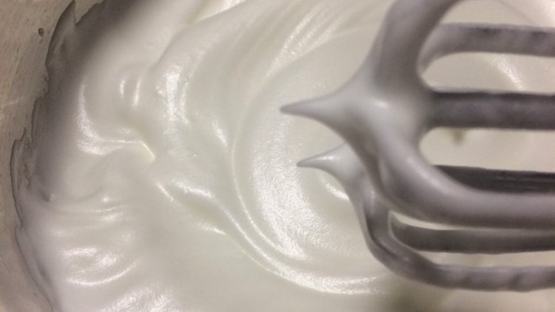好吃不上火:蒸的玉米粉蛋糕,分三次加入细砂糖,用打蛋器先高速打发至硬性发泡,再改用低速稍微整理蛋白霜,提起打蛋器能拉出直立的小尖角即可。
细砂糖分次加入的时间:第一次蛋白达到鱼泡眼时;第二次蛋白达到细泡泡时;第三次打到蛋白有细纹路出现时。
