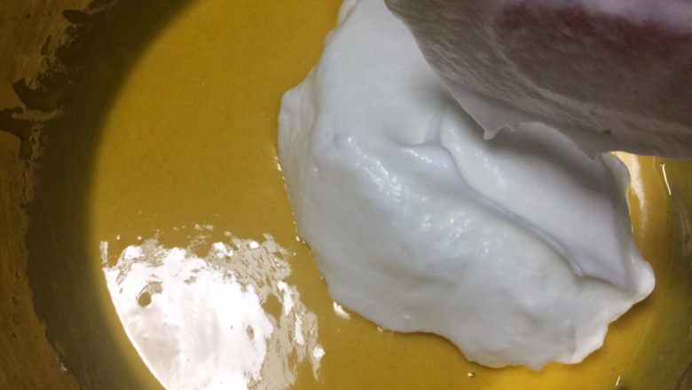 好吃不上火:蒸的玉米粉蛋糕,取1/3的蛋白放入蛋黄糊中。
用刮刀切拌均匀,不要划圈以免消泡。
动作要轻快!