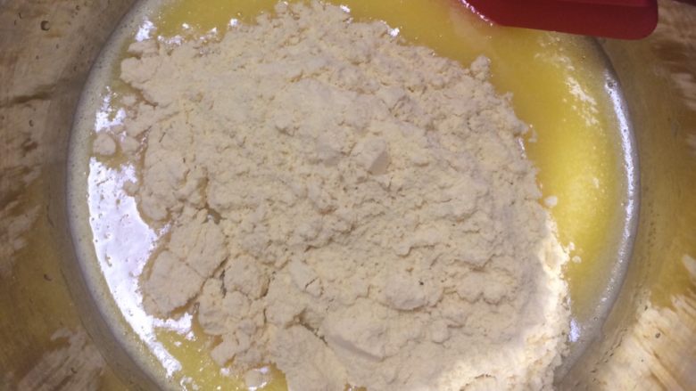 好吃不上火:蒸的玉米粉蛋糕,倒入玉米粉与蛋黄糊混合均匀。