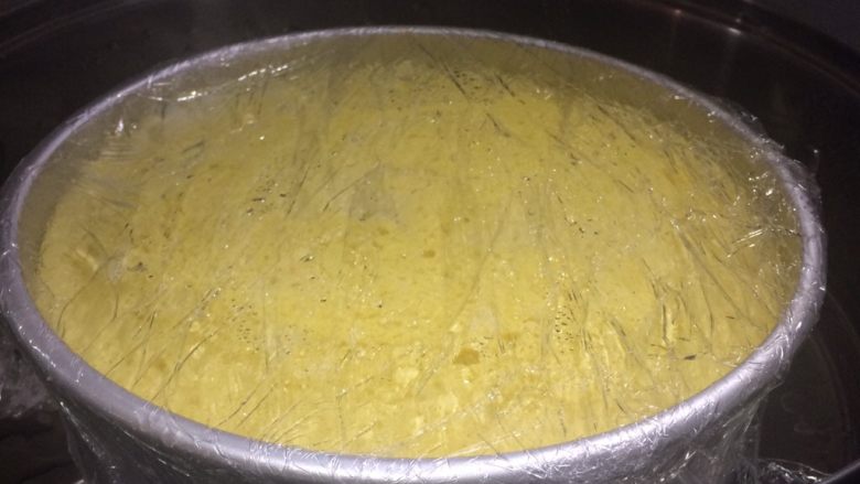 好吃不上火:蒸的玉米粉蛋糕,关火后用隔热手套立即拿出蛋糕,去掉保鲜膜后倒扣,冷却后再脱模。