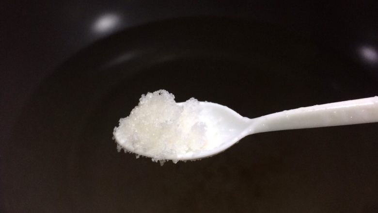 清新素食:芦笋百合南瓜小炒,锅里适量水烧开,倒入少许盐。
这样烫蔬菜能使蔬菜颜色保持翠绿。