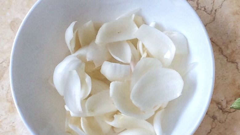 清新素食:芦笋百合南瓜小炒,百合掰开洗干净。