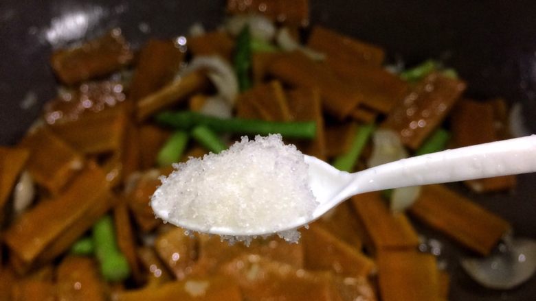 清新素食:芦笋百合南瓜小炒,适量盐调味,翻炒均匀即可。