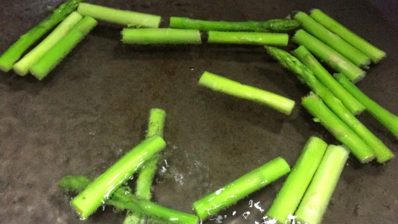 清新素食:芦笋百合南瓜小炒,芦笋稍微烫一下,颜色变了立即捞出沥干水分备用。
芦笋断生即可。