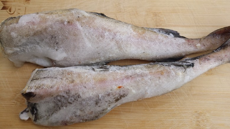 鳕鱼炖豆腐,准备两条<a style='color:red;display:inline-block;' href='/shicai/ 351'>鳕鱼</a>。