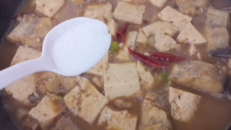 鳕鱼炖豆腐,然后开小火炖,再加一勺盐。