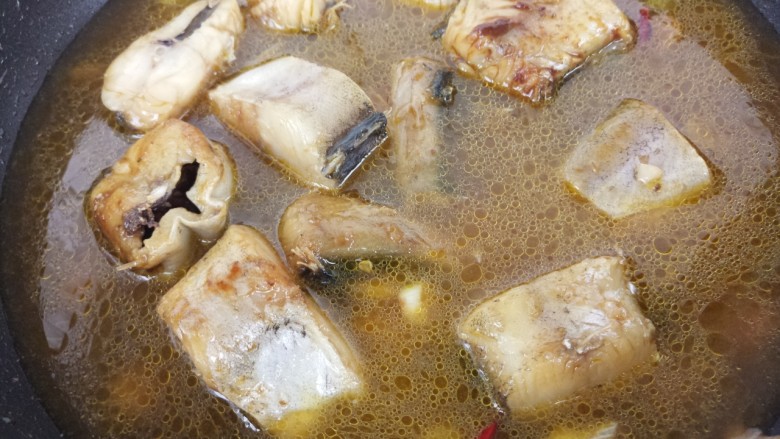 鳕鱼炖豆腐,然后加入适量的水,没过食材。