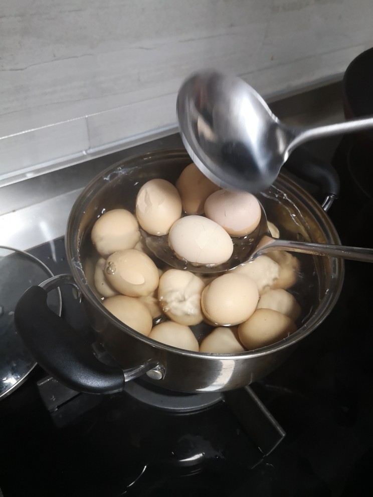 飘香茶鸡蛋,鸡蛋煮熟
挨个敲碎