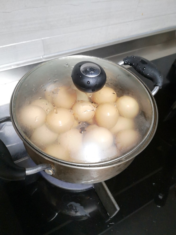 飘香茶鸡蛋,<a style='color:red;display:inline-block;' href='/shicai/ 9'>鸡蛋</a>洗净
一定要洗干净哦
锅里放<a style='color:red;display:inline-block;' href='/shicai/ 156925'>水</a>把<a style='color:red;display:inline-block;' href='/shicai/ 9'>鸡蛋</a>煮熟