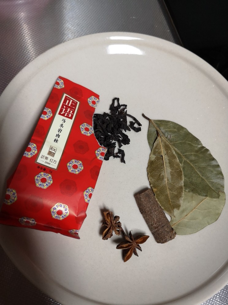 飘香茶鸡蛋,准备<a style='color:red;display:inline-block;' href='/shicai/ 741'>香叶</a>、<a style='color:red;display:inline-block;' href='/shicai/ 695'>八角</a>、<a style='color:red;display:inline-block;' href='/shicai/ 710'>桂皮</a>、<a style='color:red;display:inline-block;' href='/shicai/ 912'>茶叶</a>
最好用颜色深的<a style='color:red;display:inline-block;' href='/shicai/ 912'>茶叶</a>