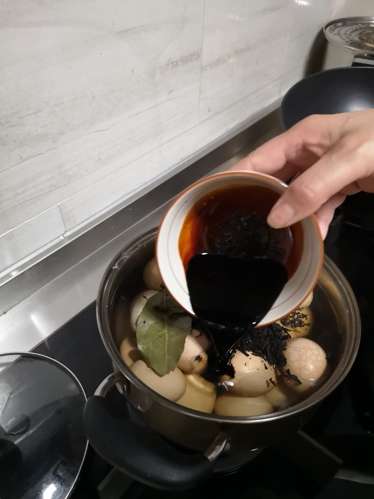 飘香茶鸡蛋,倒入调好的汁
