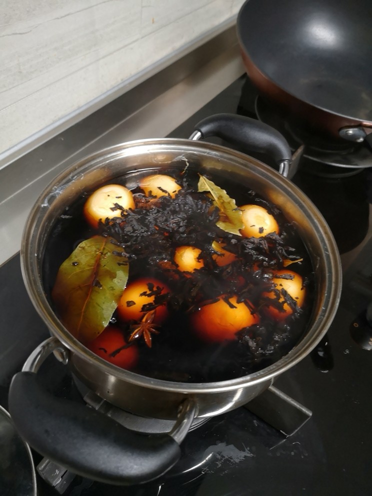 飘香茶鸡蛋,搅拌均匀，大火烧开
中火烧大概十分钟左右
