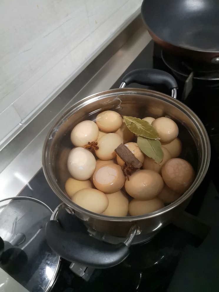 飘香茶鸡蛋,放入大料