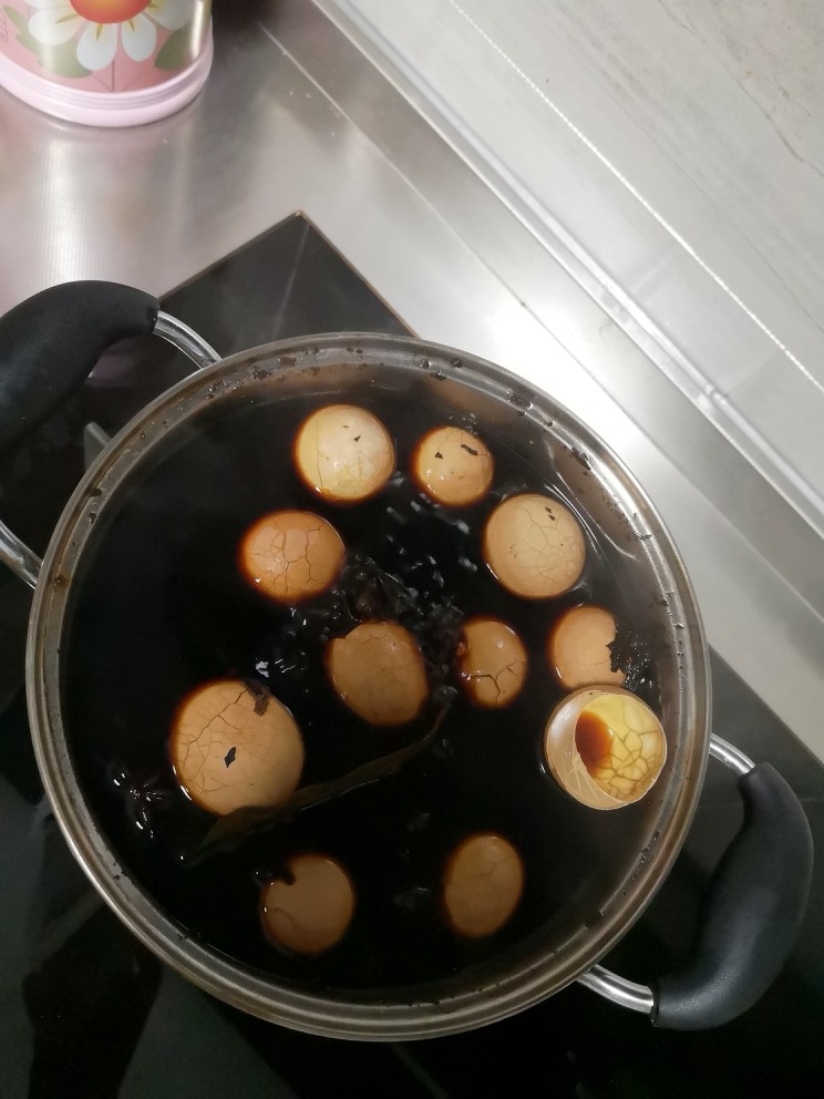 飘香茶鸡蛋,放在汤汁里浸泡一夜