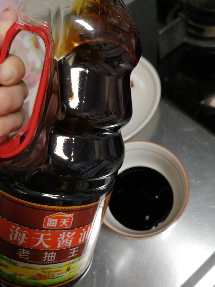 飘香茶鸡蛋,准备一个干净的碗
放入生抽
多一些