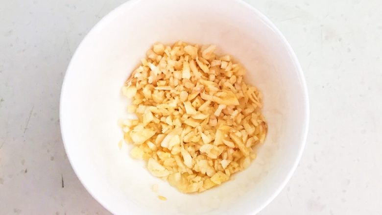 10分钟快手菜 凉拌蒜蓉虾仁西蓝花,把蒜瓣切成末