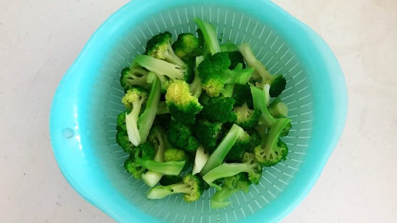10分钟快手菜 凉拌蒜蓉虾仁西蓝花,沥干水份