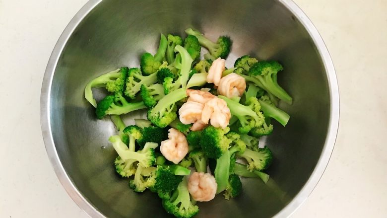 10分钟快手菜 凉拌蒜蓉虾仁西蓝花,加入焯好的虾仁
