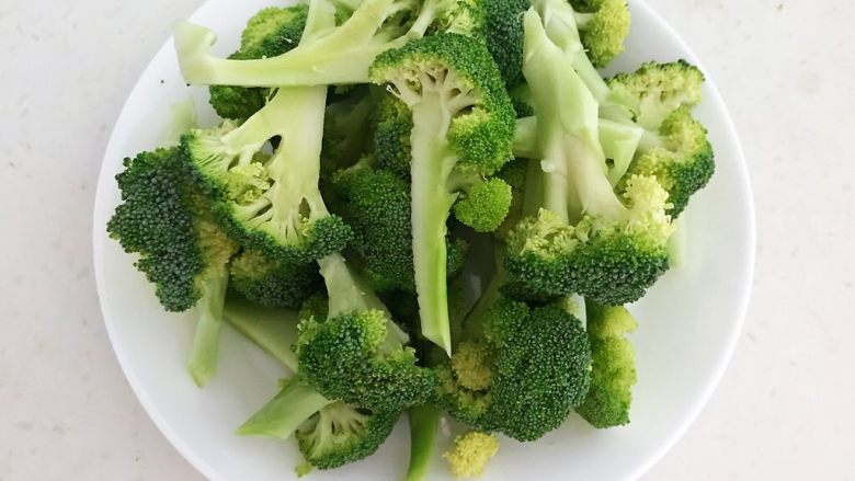 10分钟快手菜 凉拌蒜蓉虾仁西蓝花,把西蓝花切成小块