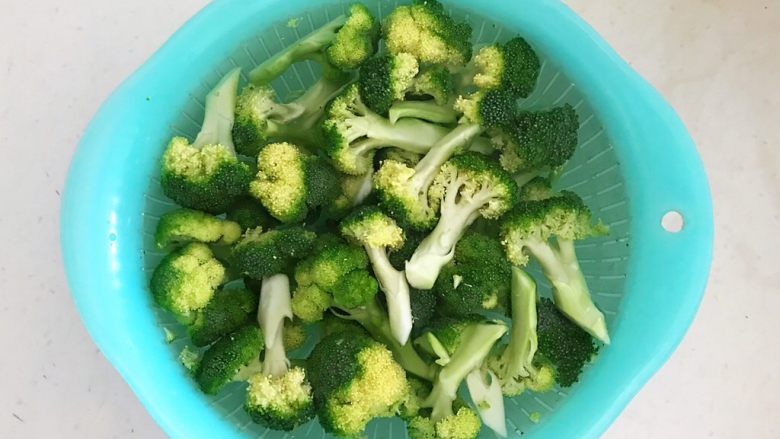 10分钟快手菜 凉拌蒜蓉虾仁西蓝花,调匀后浸泡3分钟