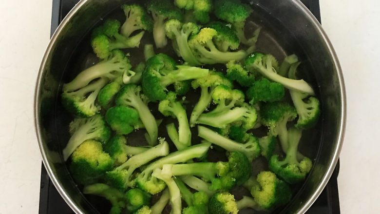 10分钟快手菜 凉拌蒜蓉虾仁西蓝花,锅里加入冷水烧开后放入西蓝花,焯水1分钟