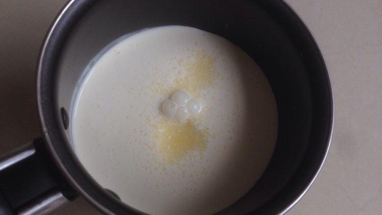 奶油布丁,加入细砂糖用小火加热,使糖全部融化,放凉备用。