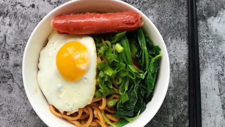 快手营养早餐18,把煎蛋、烤肠、菠菜码在面条上,再撒一把葱花,齐活儿!开吃吧!