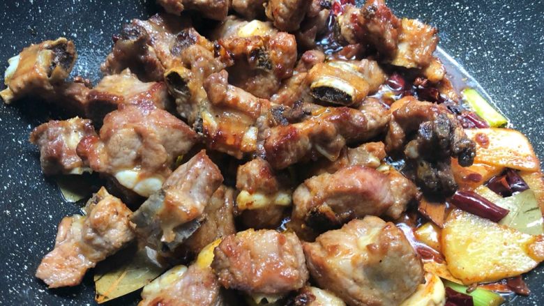 干锅排骨,放入炸好的排骨,翻炒3分钟