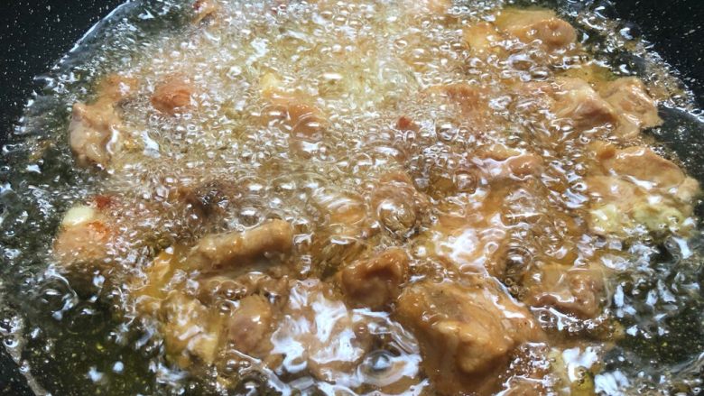 干锅排骨,锅里放入500ml油烧至9成热,放入腌制好的排骨炸至焦黄