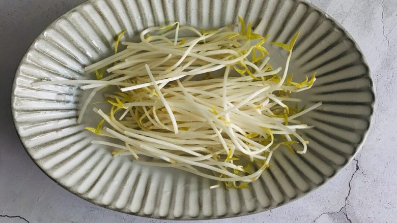 快手凉面,<a style='color:red;display:inline-block;' href='/shicai/ 133'>绿豆芽</a>去掉根部,清洗干净