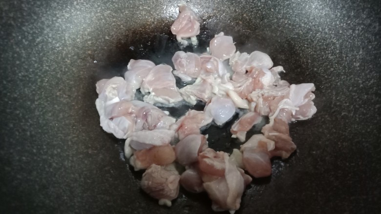 咖喱鸡饭,锅里热油,倒入鸡块翻炒