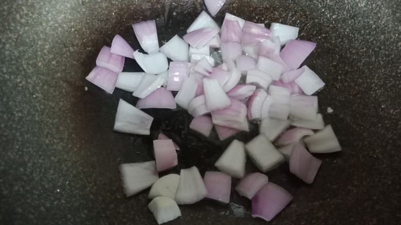 咖喱鸡饭,加入少量的油,倒入洋葱炒出香味