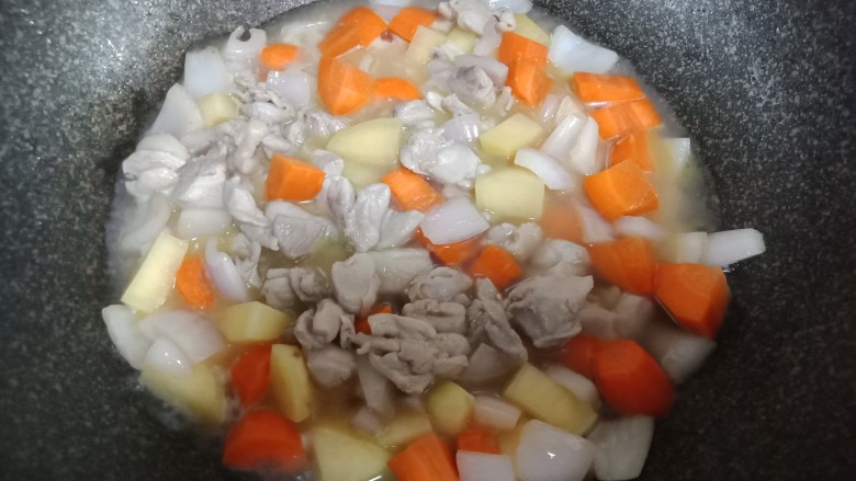 咖喱鸡饭,加入鸡块和水,翻炒均匀后盖好盖子,开小火煮