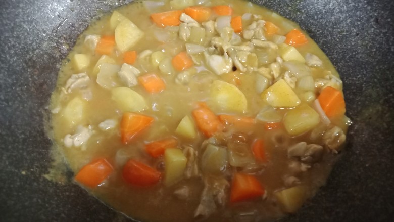 咖喱鸡饭,咖喱化开后会变得很浓稠。这时候需要加入适量的清水,翻炒。大概5分钟后出锅