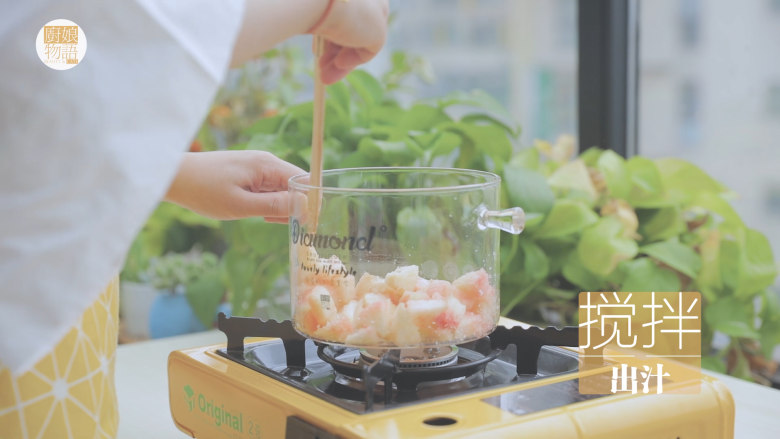 水蜜桃的3+2种有爱做法「厨娘物语」,200g桃子块倒入锅中,加入50g<a style='color:red;display:inline-block;' href='/shicai/ 869'>白砂糖</a>搅拌至出汁。